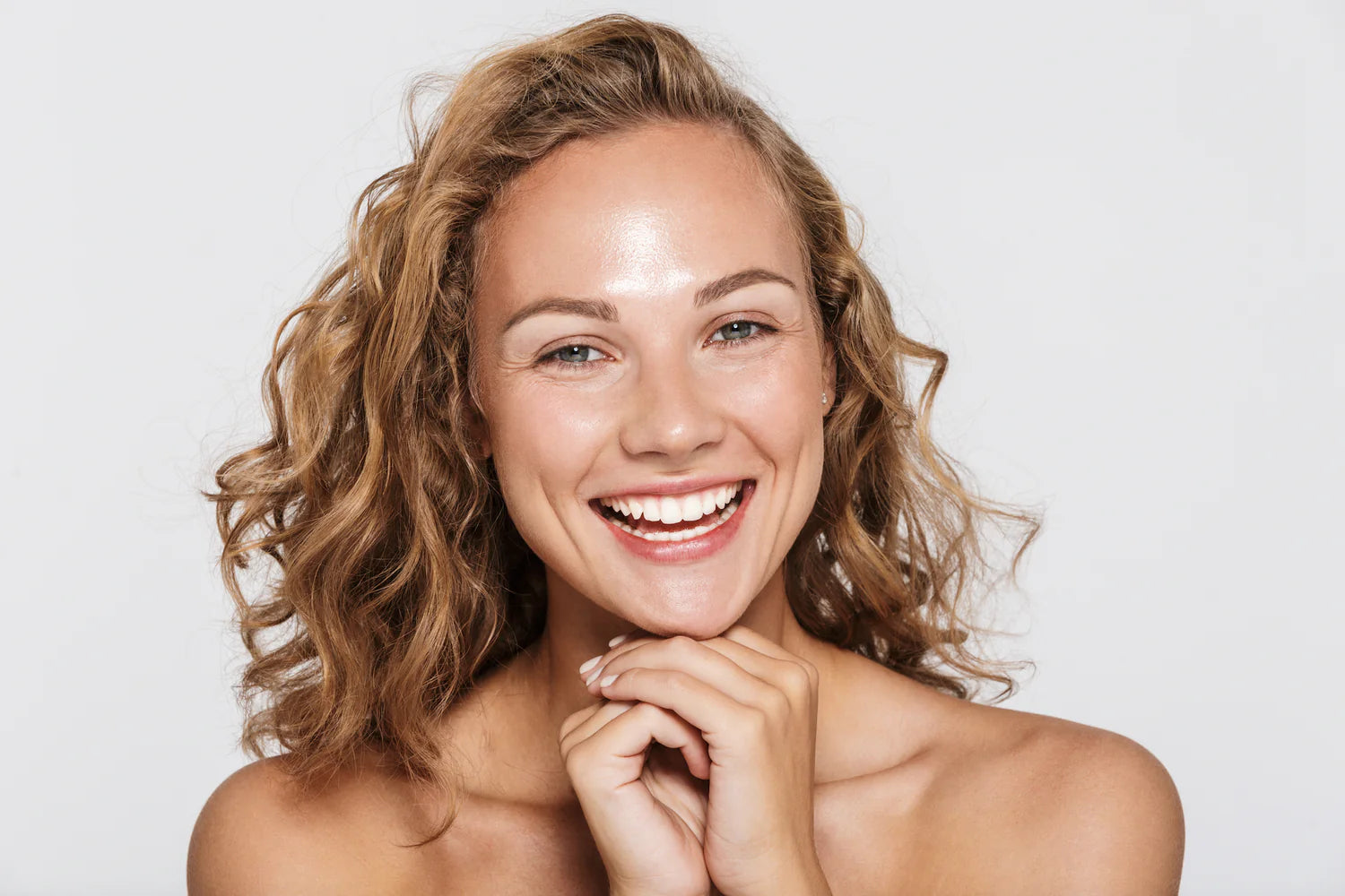 Strahlende Frau mit natürlicher Ausstrahlung nach ästhetischer Behandlung bei MY HEALTH & BEAUTY