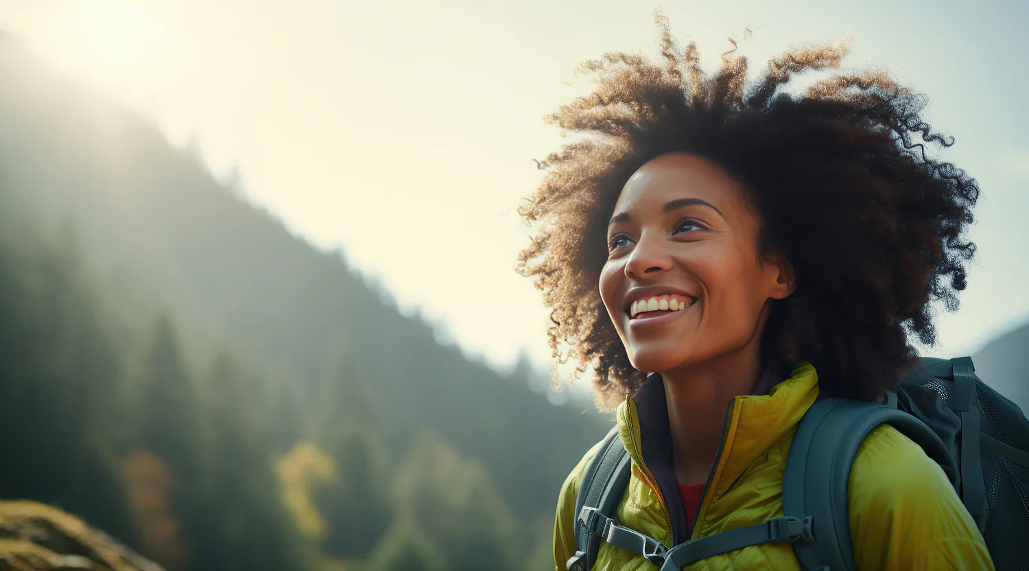 Zufriedene Frau in der Natur – selbstbewusst nach ästhetischer Veränderung bei MY HEALTH & BEAUTY