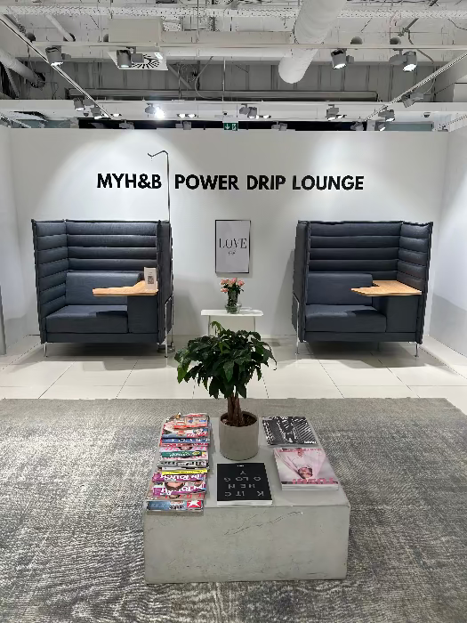 MYH&B Power Drip Lounge mit gemütlichen Sitznischen und Zeitschriftentisch