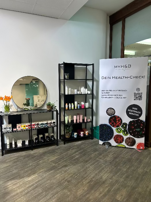 Produktregale mit Kosmetik und Banner für Health-Check bei MYH&B