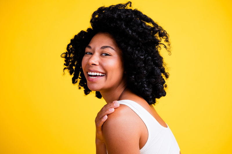 Frau lächelt nach Relax-Infusion