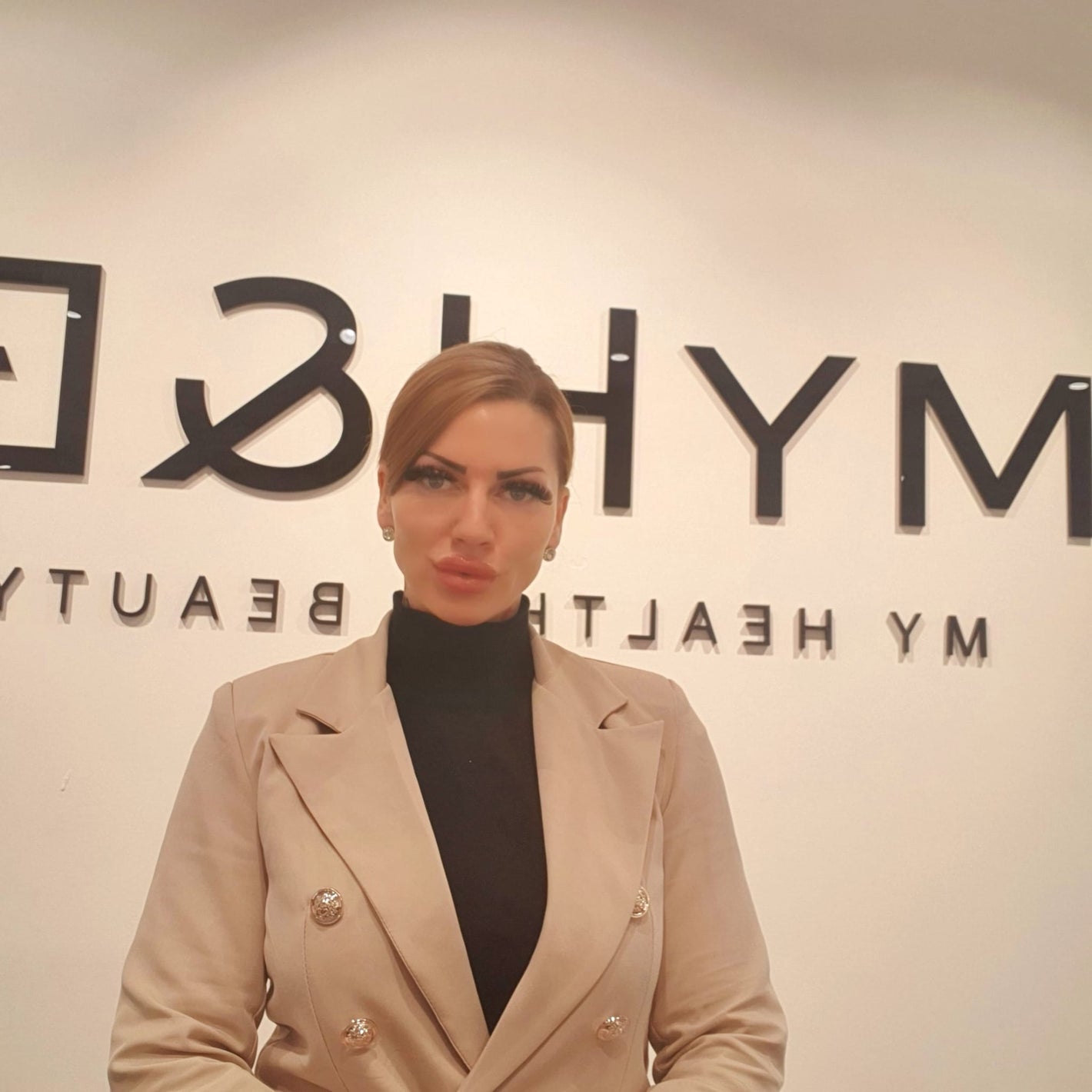 Mitarbeiterin von MYH&B – Ihr Experte für Ästhetik und Schönheit.