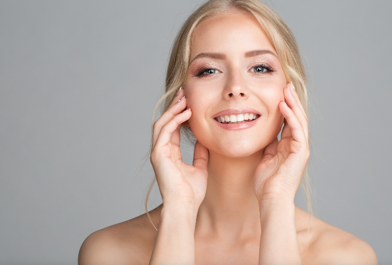 Zufriedene Frau mit klarer Haut und natürlichem Glow – Beauty-Ergebnis durch ästhetische Medizin bei MYH&B