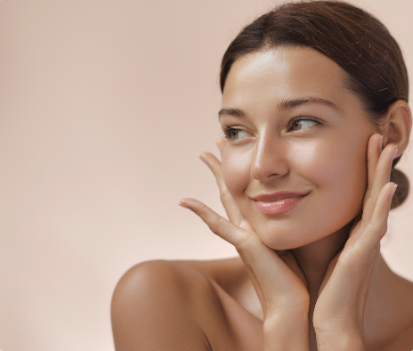 Frau lächelt zufrieden nach Beauty-Behandlung