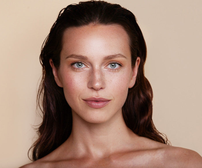 Frau zufrieden nach einer Erdbeerkinn-Behandlung