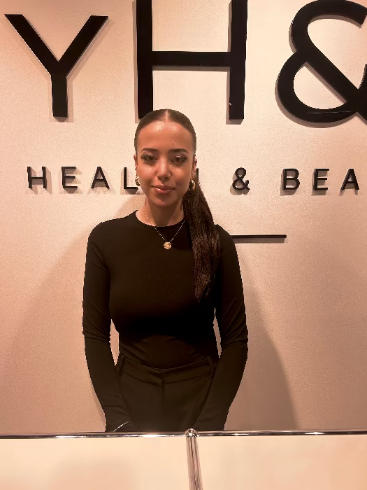 MYH&B Teammitglied am Empfang – professionelle Beratung und Betreuung.