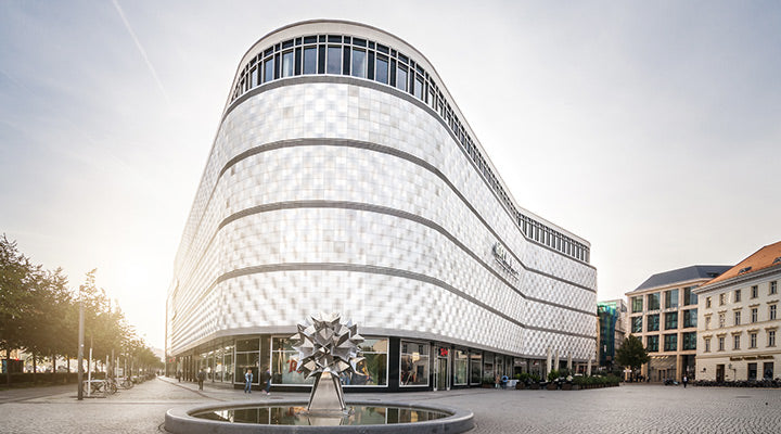 Höfe am Brühl Einkaufszentrum in Leipzig – Außenansicht mit Brunnen