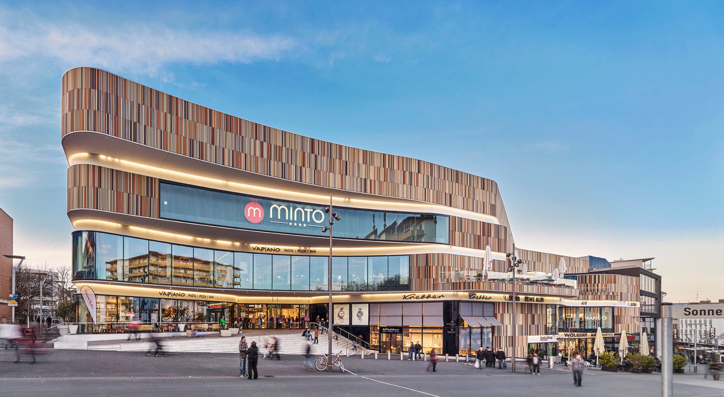 Außenansicht des Minto Shoppingcenters in Mönchengladbach bei Sonnenuntergang