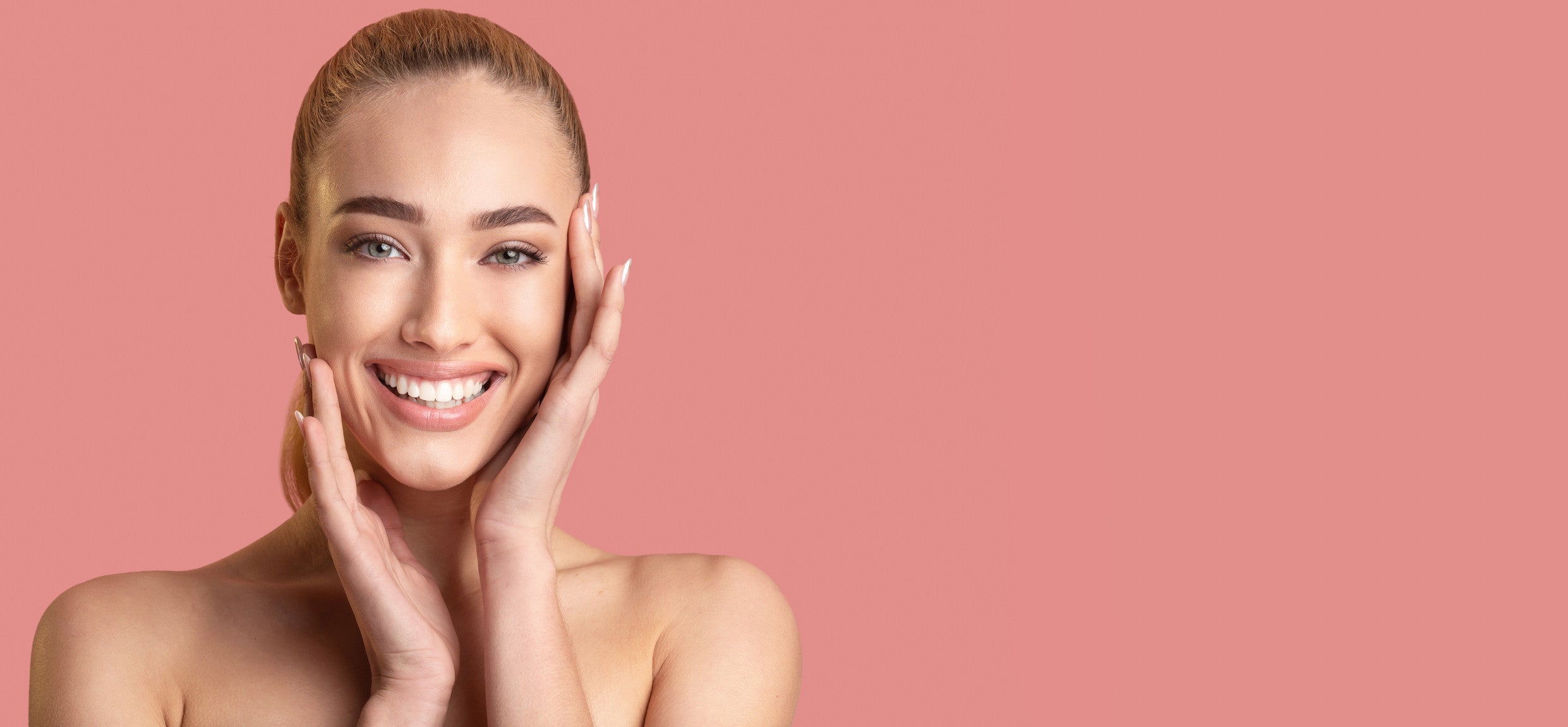 Junge Frau lächelt nach erfolgreichem Browlift