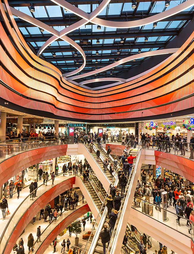 Innenansicht Shopping Center mit Rolltreppen