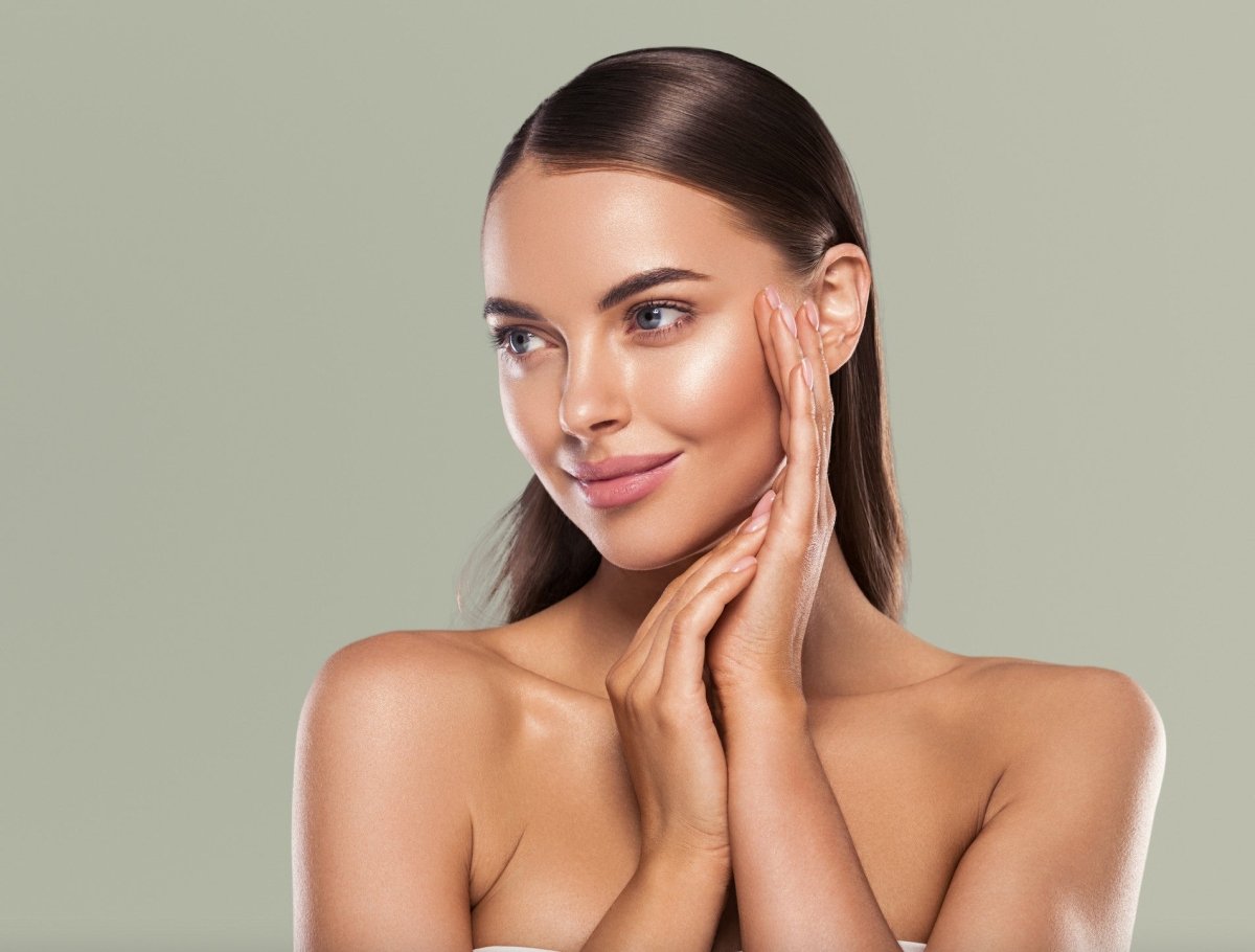 Junge Frau nach einem Vampirlifting