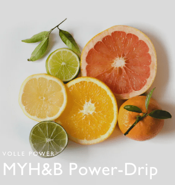 Aufgeschnittene Zitrusfrüchte wie Grapefruit, Orange, Zitrone und Limette mit dem Text „MYH&amp;B Power-Drip – Volle Power“.